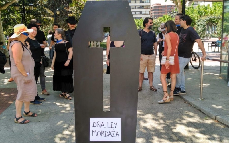 Funeral por la muerte de Doña Ley Mordaza