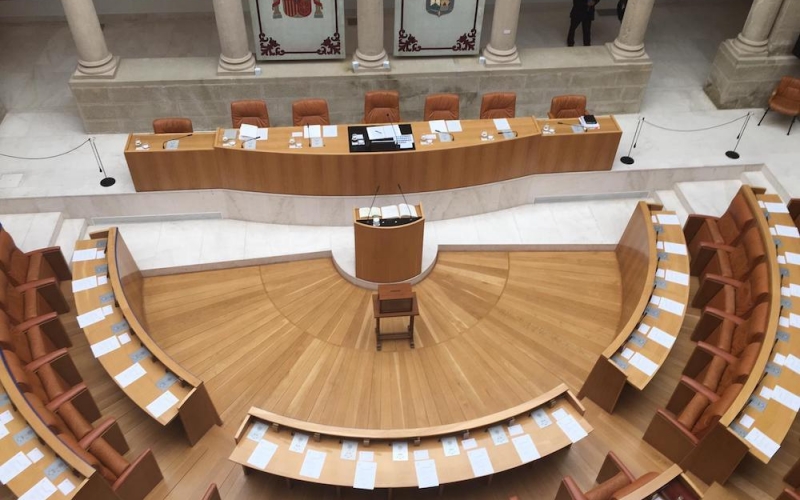 El Parlamento riojano, por encima de la Ley