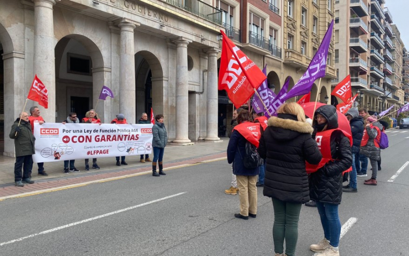 CCOO se concentra frente a la Delegación del Gobierno en Logroño en contra el recorte de derechos al personal de la AGE